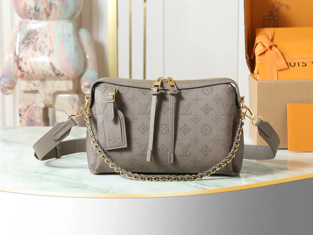 【Top First List It's so exclusive.】M25904Olive green. Paragraph Mahina Hand It All The little bag is fine with puncture. And I'm gonna make a nice fall, and I'm gonna make a big difference. Leather shoulder belts and chain leathers can be weaned off the handles. To provide a current choice for daily travel, Dimensions: 29x18x13cm