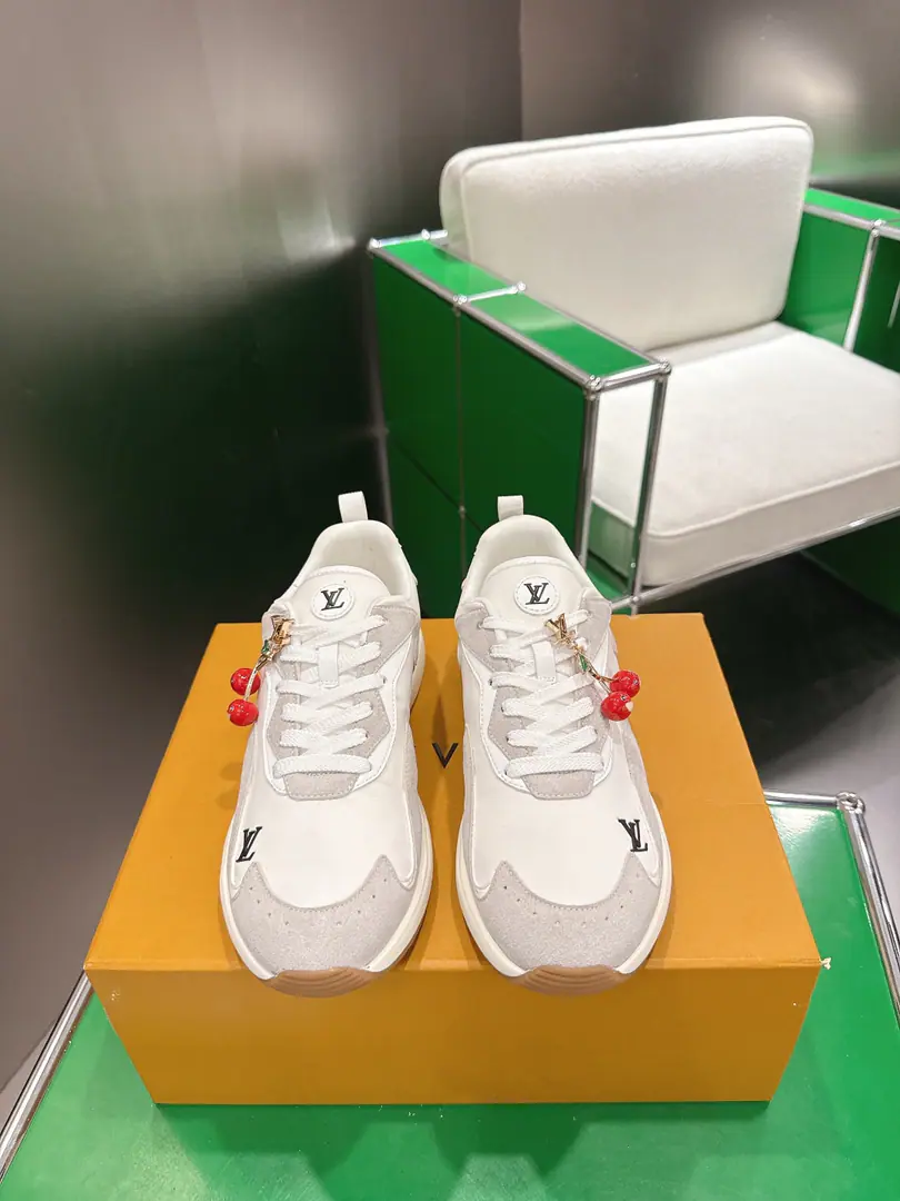 Top Version: （k ) LVLouis Vuitton. NewDropA series of leisure shoes. Run-shoes.‼️ Louis Vuitton's shoe-shoe series is a match for the needs of the occasion.: A-twigs and shoes, commercial or formal., Boots., Mokasin and LeFoot are all over the place., There's another brand. LVTrainer You can choose a high-end or low-end sports shoe.. Director of Creative Pharrell williams Every season is a new classic. Fabulous.: Original custom nylon＋Cow leather. Uchi.: The original custom-made air network. •Shoes under the sole.: Original modeling of slide-resistant rubber material Bottom: 3.5CM Size: 40-45