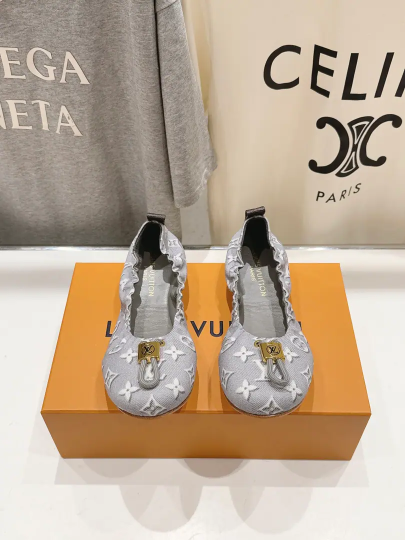 🏧𝐋𝐕The new Mary Janes. One shoe with a lazy foot. It's a little bit simple., The high-level is full., - With grace.～Nice foot., The poor son of Autumn's shoes.💃🏽 ✔Shoe.: Original imported material ✔Uchi.: In the sheep's skin. ✔Otsumi!: Italian imports are so thick. ✔Codes: 35-41 [40.41.42Make a reservation.]