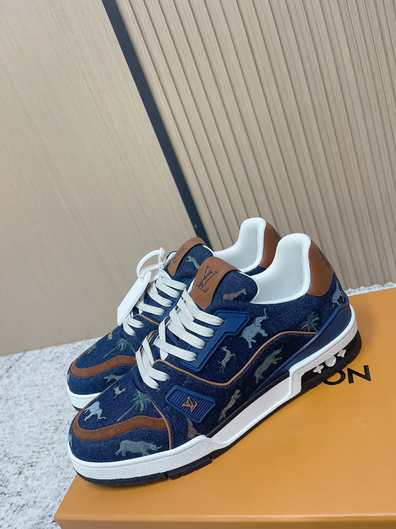 Top Version: Couple money. LV trainer~~New Upgrade~~Classic Return❗ Couple money., Skis., Basketball shoes., Sports shoes…… LVNew Sports Series. The reenactment.. Into the family's many classics.. Super handsome.~~ Full leather fabric., MatchLvThe badge., In the airnet., Original Base, Original shoes,, More details are perfect for the big stuff. size: 35—45（Women40.41Men46Do it.）