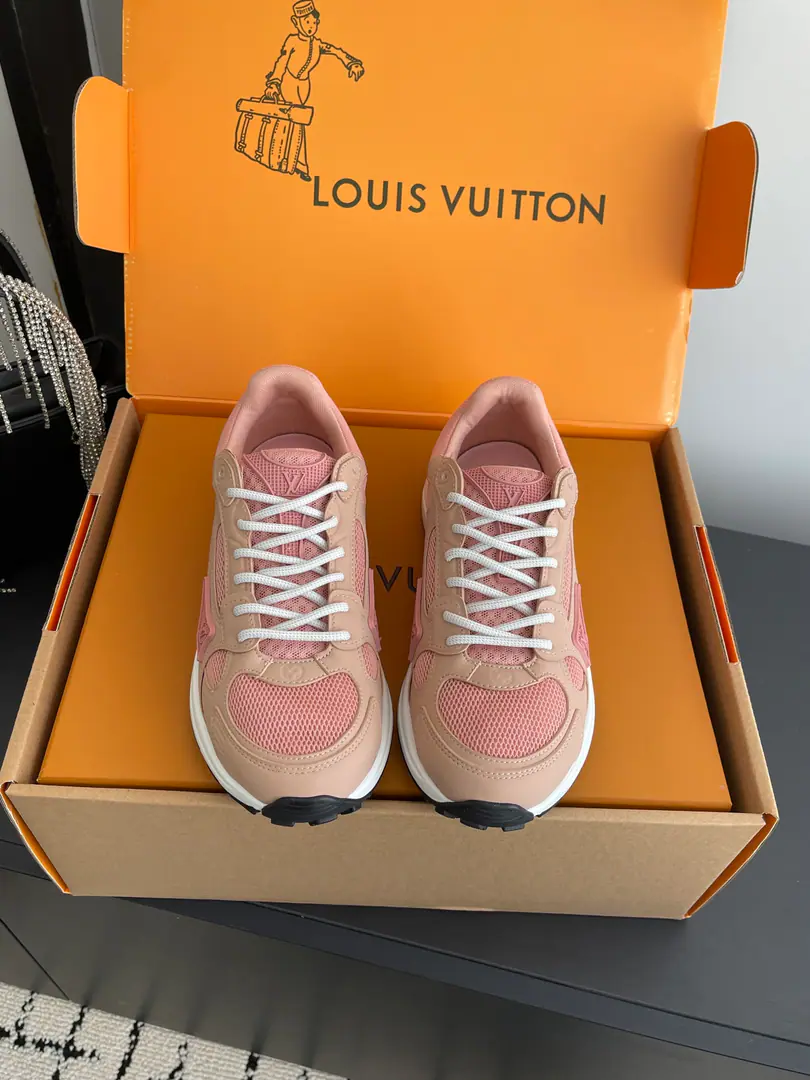Female/Men 🏧𝐋𝐨𝐮𝐢𝐬 𝐕𝐮𝐢𝐭𝐭𝐨𝐧Louis Vuitton. OLYMPIASports shoes LV OlympiaThe motion-streaming design of the sneakers is inspired by the running shoes.. A fine shoe face is made of various technical materials., Including neteye and metal synthetic leather. It's characterized by many symbolic details. LightEVAThere's a side of it.Monogram Flowers It's designed for bouncy and comfort. The network design ensures the air-emission of shoes. EVAMaterial Not at all. It's not too hard to walk. Excellent feet. Silver metal from future mitts. A twilight purple with a snort., It's a great science. Every day with a broken jeans. Put on a white one.T ♪ And the stylish and the stylish ♪！Seven days a week. I can count on these shoes.“- Yeah, yeah.”It's worth chopping off. Codes: 35-45