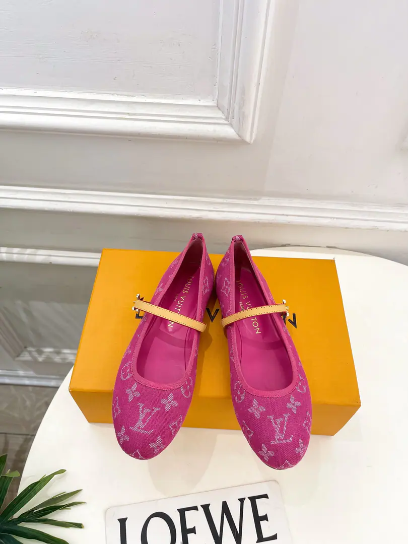 LV | Louis Vuitton. 26𝐬𝐬 🧡💚2026Spring and summer. Top Version‼️Original unamended The owner of the counter is making a new payment. ROMY- Ballet shoes. New hardware.🆕 ❥BSRequisition level！It's a great sense of excellence.！A huge amount of money from domestic and international bloggers., Old and fashionable. The upper toe blew up.！The boss's push.★ ━━━━━ ЅᏇєєt ━━━━━ ▪️Shoe.: Customize Denningbu ▪️Uchi.: Imports of sheep's skin ▪️Otsumi!: The original Italian is a big one. ▪️Shoes.: 35-39（34.40.41.42Custom） ▪️Plant price ▪️Numbering: 2605007