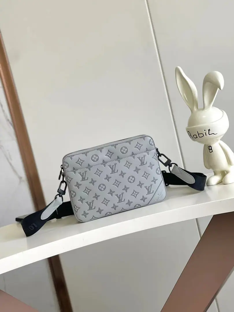 【Outside Haiwon‬Single A home of the truth.‬Shoot.】M69827Black 45730Blue 46104Gray Full skin. SPRINTER Messenger bagSprinter The messenger bag is... Monogram The stripes fit. Monogram Shadow Soft cow skin., Dot-suffle Light Metal. Two pairs of a bag of acne-stamped men. Outer bag., The back and inside bags are ordered to follow.. Dimensions: 27.0x 4.5x 18.5 cm Bags.: 13.5 x 7.0cm