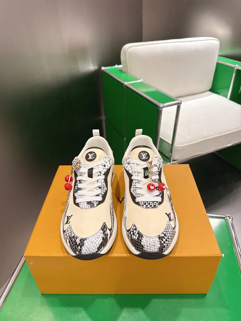 Top Version: （k ) LVLouis Vuitton. NewDropA series of leisure shoes. Run-shoes.‼️ Louis Vuitton's shoe-shoe series is a match for the needs of the occasion.: A-twigs and shoes, commercial or formal., Boots., Mokasin and LeFoot are all over the place., There's another brand. LVTrainer You can choose a high-end or low-end sports shoe.. Director of Creative Pharrell williams Every season is a new classic. Fabulous.: Original custom nylon＋Cow leather. Uchi.: The original custom-made air network. •Shoes under the sole.: Original modeling of slide-resistant rubber material Bottom: 3.5CM Size: 40-45