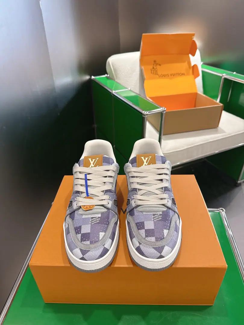 Louis Vuiton Louis Vuitton. Trainer- Series of basketball shoes. Shoes.‼️ LV TrainerThe sneakers were designed by the designer.Virgil AblohThe classic idea inspired by the ancient basketball shoes., This time, we'll be swirling the leather and theMonogramPumped-up cow leather., And...MonogramFlowers on the rubber bottom, ♪ A bright leap in one colour ♪！ Bottom: NYO3cm Codes: 35-44