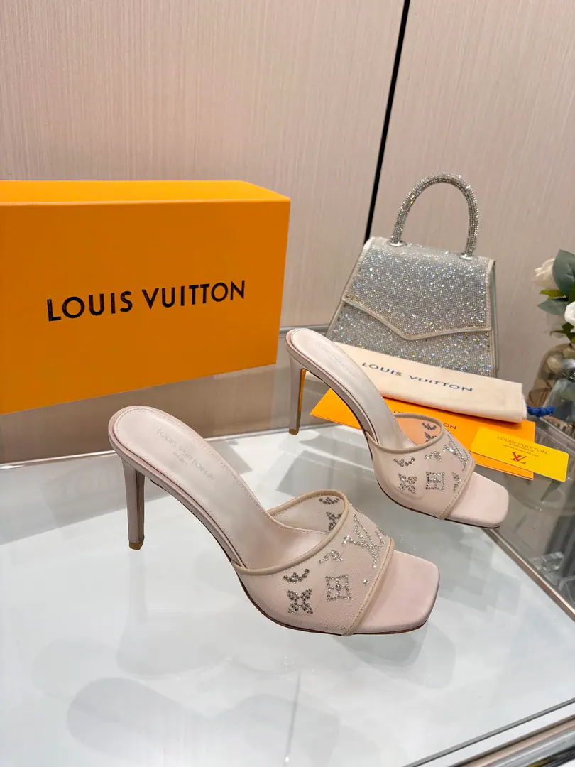 Plant price 【Requisition level】, Louis Vuitton 2026The official spring and summer series.！Perfect., New heels.🆕, Synchronise update of the network Lv- The drill.“logo”With a little bit, Shoe-face ironing rig., The details are full., The effect visual feast.💯It's hard to hide.lvThe grace is just fine., The upper foot is comfortable., Women are so good.. New original inverted, model, Extreme1:1shape, You're a good worker., Importing high-end fabrics shows a sense of precision.！ Fabulous.: Import net veil In the inside, it's a fine soft sheep., Foot.: Importing silk cloths, Italy is a big-ass country. 9CMFlank bag and... Codes: 34-41（34.40, 41, Customize or not change） ​