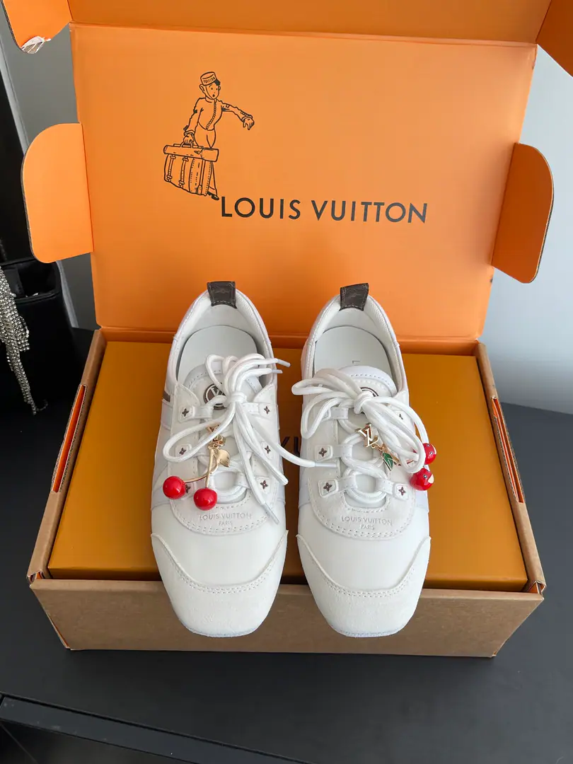 [🍒Cherry.➕60] 🏧𝐋𝐕 SneakerinaThe ballet shoes. Flat shoes, leisure shoes. Paragraph LV Sneakerina Ballet sneakers for summer., Will Monogram Daningbu is a fine match with the same colored cow leather.. The pair of shoes with the color. Monogram Flowers hanging, It's a fun one.. Sides are accelerator. LV Letter and rubber Louis Vuitton logo, The distinctive features of the current design. Monogram Daning's fabric./Cow leather./A leather belt. Louis Vuitton ElementsSacchetto Process infusion TPU Outside Codes: 35-41（40.41Do it.）