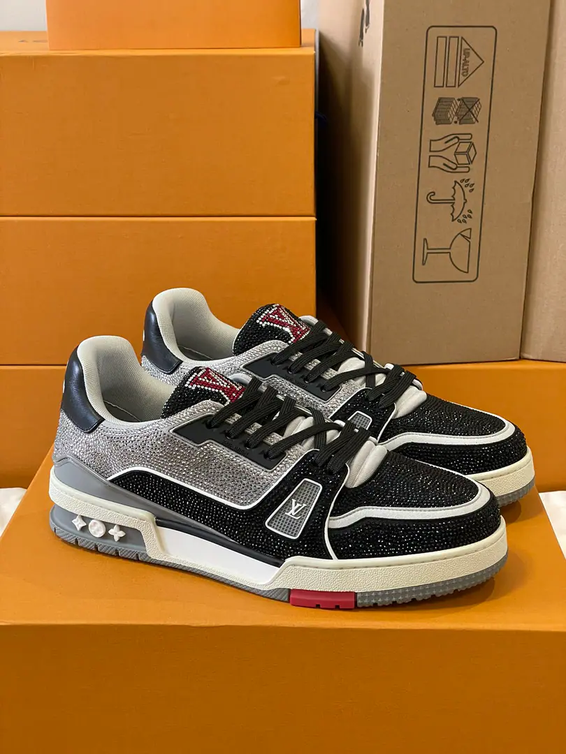 Top Version Couple money.💏 Paragraph LV Trainer The glitter of the crystals of the sneakers., To the designer.Virgil Abloh The original design of the Spring and Summer series is to be saluted.. The surface of the shoes and the rubber floors are a classic brush., Monogram Flowers dotted on it., I'm giving you inspiration from the ancient basketball shoes.. 🆚The only custom-made cow is a high-wild-lit cow counter-featuring. 🆚A private model.Vuitton Marking, Shoe straps. 🆚Customize silk slides. 🆚TPUCombine to base grinding and skating yellow ✅The original is hidden in the background.Monogram Flowers. Process: All computer needles are wired.. Shoeheads., Backset, Cold thermal process modifier. The whole set of holsters.. 35-40 39-44（45.46）