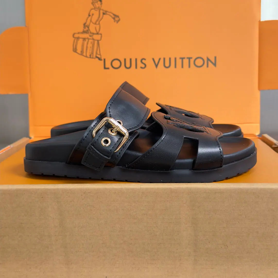 Top Version: Female LV Louis Vuitton.LHome. Donkey. Isola ComfortSeries Thick - Slugs. Paragraph LV Isola Comfort The sand is re-released with soft cow leather. LV Isola Series, It's a simple and pleasant study.. There's a prefix. LV Circle Pattern, The modifier belts add a saturation to the buttons and eyes.. The comfort of wearing a luxurious shoe pad with a light rubber outside. Send a cabinet for fine packaging🛍📦 ▪️Fabulous.: Original customized import of head-level cattle skin ▪️Uchi.: Original custom customised in soft sheep skin ▪️Otsumi!: Original Open Model Slide-InTPUMaterial ▪️Bottom: 3CM ▪️Size: Female35-41