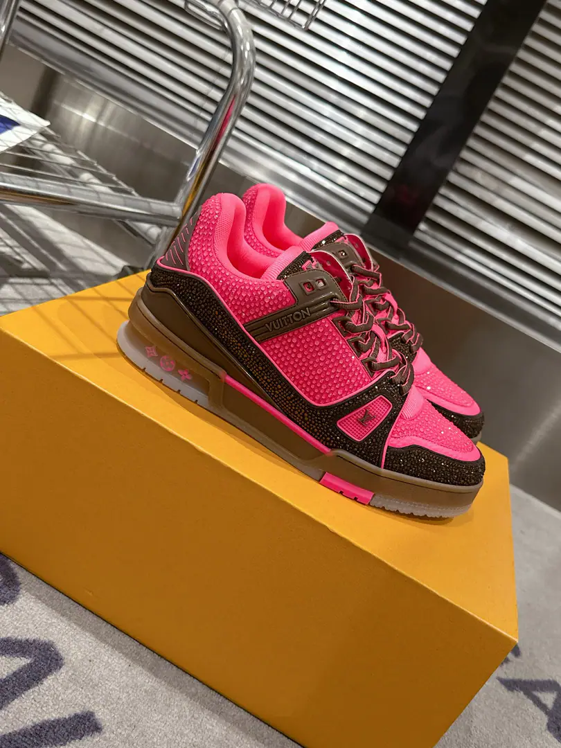 🏧𝗟𝗼𝘂𝗶𝘀𝗩𝘂𝗶𝘁𝘁𝗼𝗻Couple money.👫" LV trainerGlobal limitbulingbuling✨The top-of-the-shoe Quality of the Recreational Sports Shoes Series！ Louis Vuitton, Director of Art.Virgil Abloh The new revolutionary work that we've brought in. I want to put street style into shoe-shoe fashion., More young., Diversity. You're more personal with different socks.😍 Original custom-made cow skin.A special stamped cowboy cloth package. The luxuries of the membrane crystals can't drill. Packet process Solid sewn by locks TPUThe original is comfortable. Full package with original gift box Size35-45 [Women40.41Men45Do it.]