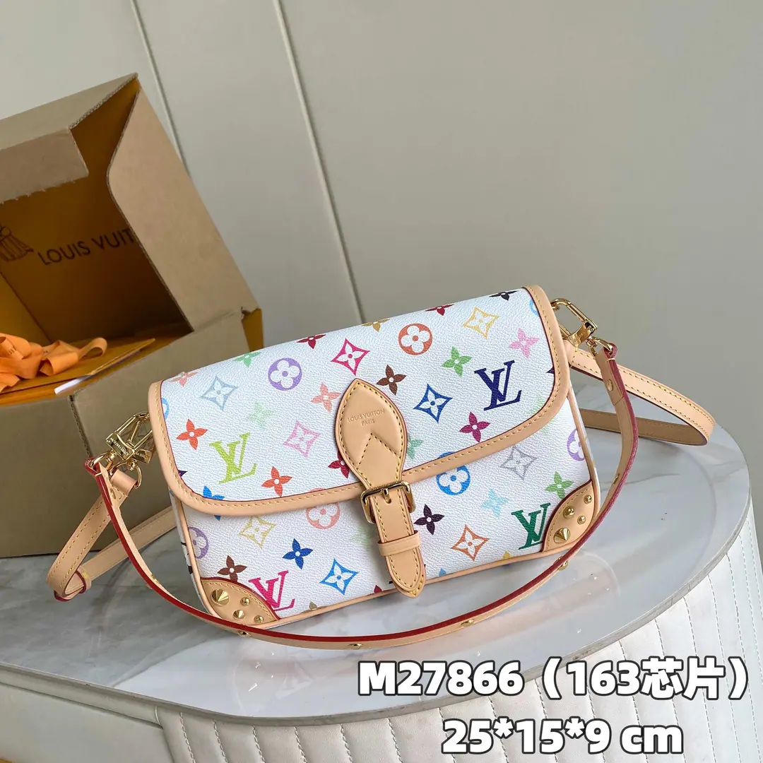 【 C01 Chip version】 Internal pricesP Paragraph: M27866White, Original List Enhancement💪【I'm taking a background picture.】This section DIANE The bag came from Louis Vuitton. x Murakami Reprint Series, Yes. Monogram The paints are so clever as to fit into the bright color of Japanese artists.. With a leather shoulder belt.(But the armpit back.)A embroidered shoulder belt.(♪ Shoulder slant ♪)You can tear it apart.. The capacity is enough to have the biggest cell phone free., The belt button is decorative, but it's easier to cut magnets.~There's a partition in the middle., It's easy to clean up., There's a zipper., We can put something valuable in it.. Detailed features - 25.0 × 9.0 × 15.0CM (Long × Kuan × High)