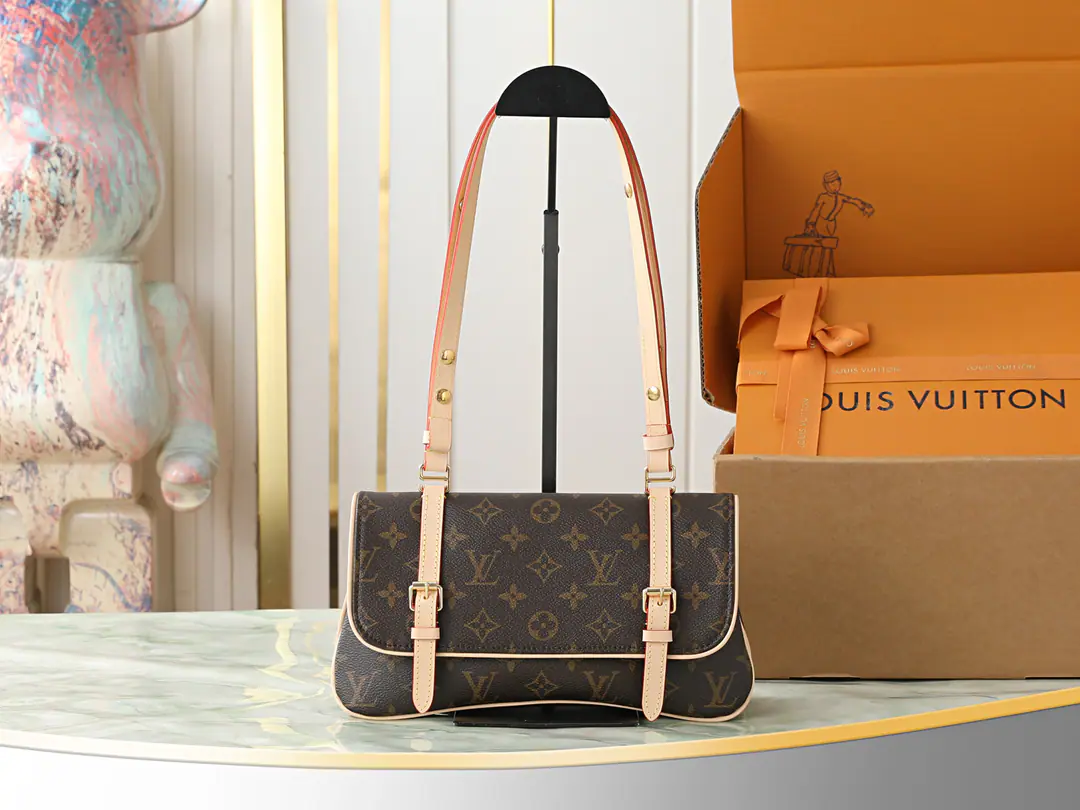 【Top First List It's so exclusive.】M28613 Paragraph Marelle Handbag Material Marker Monogram The canvas., Rewrite the original design with Mordon pen. Reverse the engraved brand collection style, And then borrow the button and... VVN The leather buttons are rich with details.. Horizontally constructed for shoulder, Multiple layers allow valuables to be collected in an orderly manner. Dimensions: 28 x 15.5 x 7cm