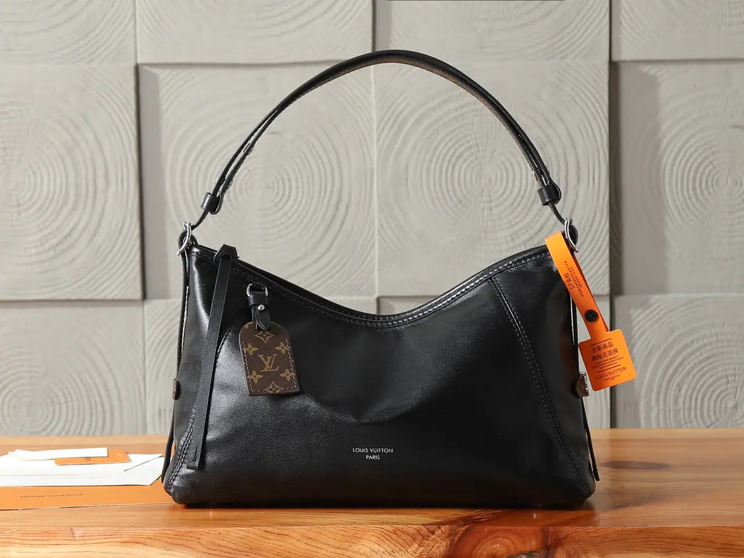 P【 C01Dynamic chip】‼️Top First List, Enhanced version‼️LV Vibe Series Launch Carryall East West Handbag., A smart mix of classic details with motten contour. Soft sheep leather is all dressed up. Monogram Elements, Brand name saluter hardbox designs., The right size can accommodate daily requirements., Dismantled shoulder belts slashable, ♪ Shoulder and hand options ♪. Model: M28160 Dimensions: 19 x 10 x 36 centimetres (High x Kuan x Length)
