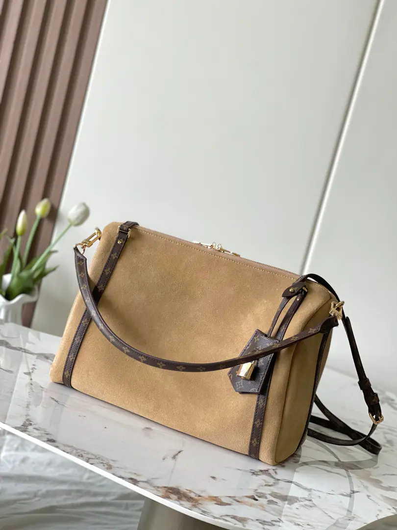 Paragraph26358Almond Medium Top First List Half steel hardware. c01Chip M26359Dark BrownM26358Almond.M26397Umino Paragraph Express The medium handbags are soft cow leather., A simple mix of urban models.. Designed inspired by classics. Keepall Handbag., Take the essence from Louis Witten's archives., Match Monogram Curved edge and inside line, Meeting the fast-paced living needs of modern urban people. Marked key pack and locking decoration, Give multiple ways of carrying. 24 x 18.5 x 36 centimetres (High x Kuan x Length)