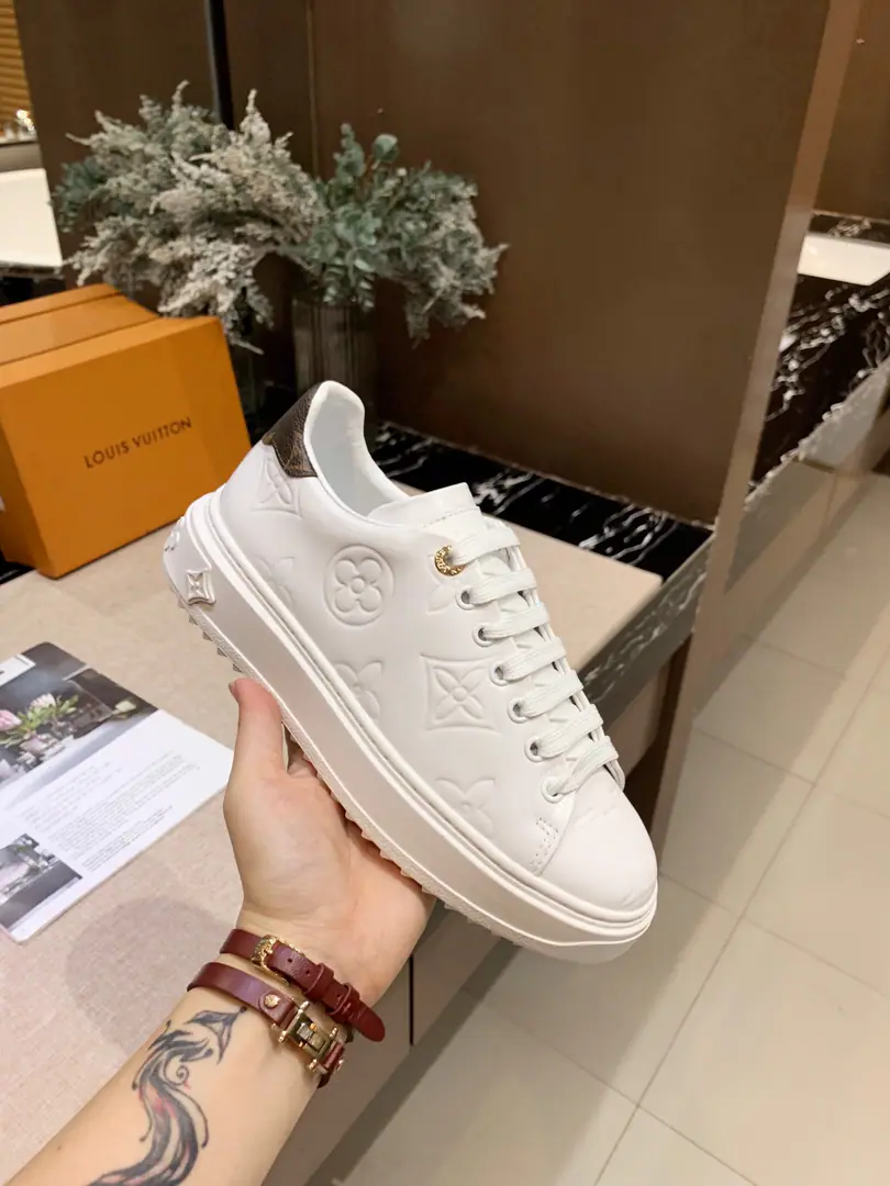 The latest in the morning spring cabinet.LVLeisure sports shoes, This new fashion sneakers are made with a crushing flower technique., Fabulous.:Import silk cow skin., I'll put my foot on the skin inside.（Bullskins.）, Original rubber thick bottom, Slipperproof grinding., 35-40Code,（34and41Code, 42Codes can be ordered.）