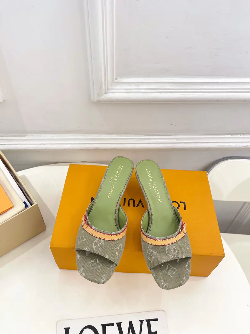 LV | Louis Vuitton. 26𝐬𝐬 🧡💚2026Spring and summer. Top Version‼️Original unamended The owner of the counter is making a new payment. LV 6AM Cats and Daningbu slippers. New hardware.🆕 ❥BSRequisition level！It's a great sense of excellence.！A huge amount of money from domestic and international bloggers., Old and fashionable. The upper toe blew up.！The boss's push.★ ━━━━━ ЅᏇєєt ━━━━━ ▪️Shoe.: Customize Denningbu ▪️Uchi.: Imports of sheep's skin ▪️Otsumi!: The original Italian is a big one. ▪️He's tall.: 5cm / 10cm ▪️Shoes.: 35-39（34, 40, 41, 42Custom） ▪️Plant price ▪️Numbering: 2605007
