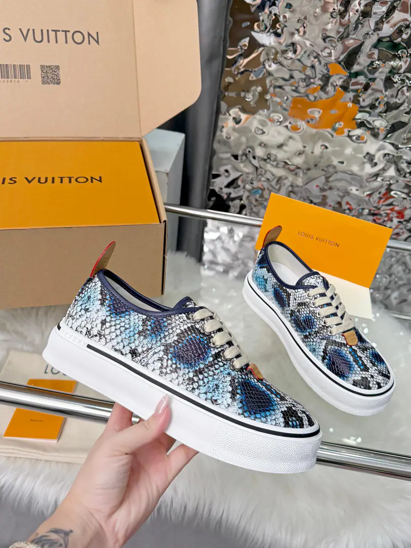 🇨🇳LV 27Spring and summer show.LV Combi♪ Flat-floor skateboard shoes ♪, - Don't worry about it.Pharrell WilliamsAnd he's got his new skateboard shoes.Combi: Low Gang!, 5Puncles., The suture., The bottom is rubber material. The shoes are all snake skin. Full package Load the plane box. Men39-46