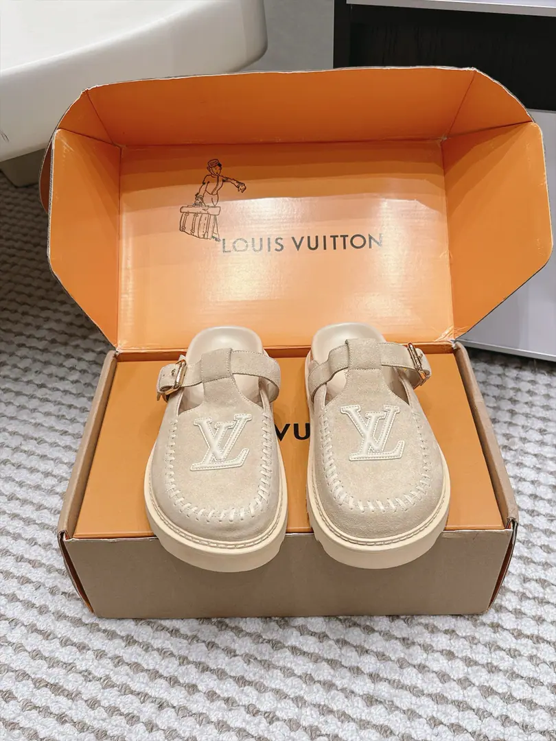 Requisition level LVLouis Vuitton.26/New paragraph Floor Muller slippers. The shoe's body is sewn hand-made to recapturing the ancient contours., Signal presses and metal button details are full., The thick core is stunned by the thick core., He's got a thin foot and a big air.. A cowboy., Leisure, The dress fits., The laxity of the laziness is so low-profile., It's a perfect balance between the accommodative and the delicate., It's a card card from the closet.. Shoe.: Imported sanded cattle skin Uchi.: Import of sheep skin Otsumi!: Original version to open Codes: 35-41 （40 41 Custom）