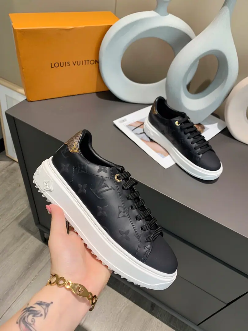 The money comes in., Big deal.！This section Time Out The thick outer edge of the sneakers is... 3D Version ShowLvWords and Flowers, New Tide Fashion. Fabulous.: Silk cow skin., I'll put my foot on the skin inside.（Bullskins.）.6Color: All black., Blue, Pink, White, Black and white.Yellow.Match: Female35—40《34,41,42It's a deal.》.You can be a man.38—45.