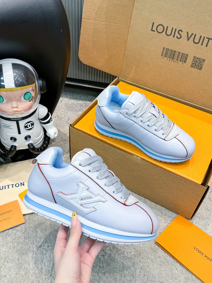 ❤️Couple money. Louis Vuiton Louis Wittenfield's joint show-off fat-ding-ass sports shoes. Gumps. High-end version This series includes a series of sports shoes from the simple style of the game to the popular sneakers. LV It's a sign of its thickness and modern beauty. The other formulas are luxuries, skins. - It's a leather and canvas. Some sneakers are designed with a sense of future. It's a function and comfort. And move on to the sports-style luxury shoes. Every detail is as it is.1:1Development Fashion original custom-made head-decked cow skin Inside, in the air network. The original shoe bottom is skating.TPUMaterial Bottom: 3CM Codes: Women35-40 （Women40I'll make sure I don't change it.） Men39-45 （Men45I'll make sure I don't change it.）