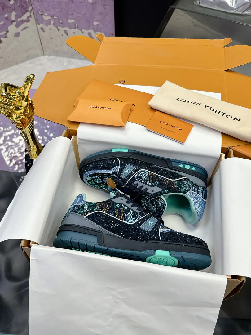 Plant（Men） LvNew Colour The drill won't drop.（Drilling.） Original development Quality out. Welcome to the comparison. ❥❥❥❥❥❥LVShoes Series LV Trainer MaxiThe sneakers bring in the loose contour of the dress series.VirgilAblohIn the pen.LVTrainerSports shoe design, The skin of the cow and the face of the skin, the fabric and the laces., And with a bunch of beads, you can see the classics.. LVLetters with shoe tongues, MonogramFlowers are outside.. Mixed Materials It's made of top-deep cow skin., Import custom-made cowboy cloth packages, Coarse shoe tie-tape design, Sideband Monogram Big stamp., Shoe tongue and back heel.”lv 54“Emblems., There's a rubber coat. Monogram Flowers., The cotton in the web., Comfortableness is as great as ever., The legacy of the good., Quality is paramount., Worth it.！ Codes: Men39-44（45I'll make sure I don't change it.） ♡Full package with original gift box