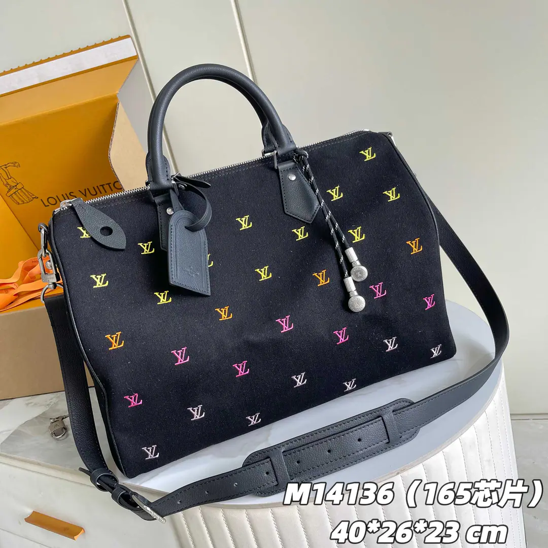 【 C01 Chip version】 Internal pricesP Paragraph: M14136, Original List Enhancement💪【I'm taking a background picture.】✨ Blason DenimTranslating musicPharrell WilliamsFashion language, Yes.Speedy 40 BandoulièreIt brings a touch of precision.. Embrace with changing colourLVThe first letter is decorated with black water washing the cowboy's bottom.. Except for the traditional decomposable leather brand., The bag also has a disassembly headphone hanger.. Dimensions: 40 x 26 x 23centimetres