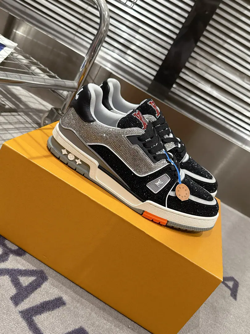 🏧𝗟𝗼𝘂𝗶𝘀𝗩𝘂𝗶𝘁𝘁𝗼𝗻Couple money.👫" LV trainerGlobal limitbulingbuling✨The top-of-the-shoe Quality of the Recreational Sports Shoes Series！ Louis Vuitton, Director of Art.Virgil Abloh The new revolutionary work that we've brought in. I want to put street style into shoe-shoe fashion., More young., Diversity. You're more personal with different socks.😍 Original custom-made cow skin.A special stamped cowboy cloth package. The luxuries of the membrane crystals can't drill. Packet process Solid sewn by locks TPUThe original is comfortable. Full package with original gift box Size35-45 [Women40.41Men45Do it.]