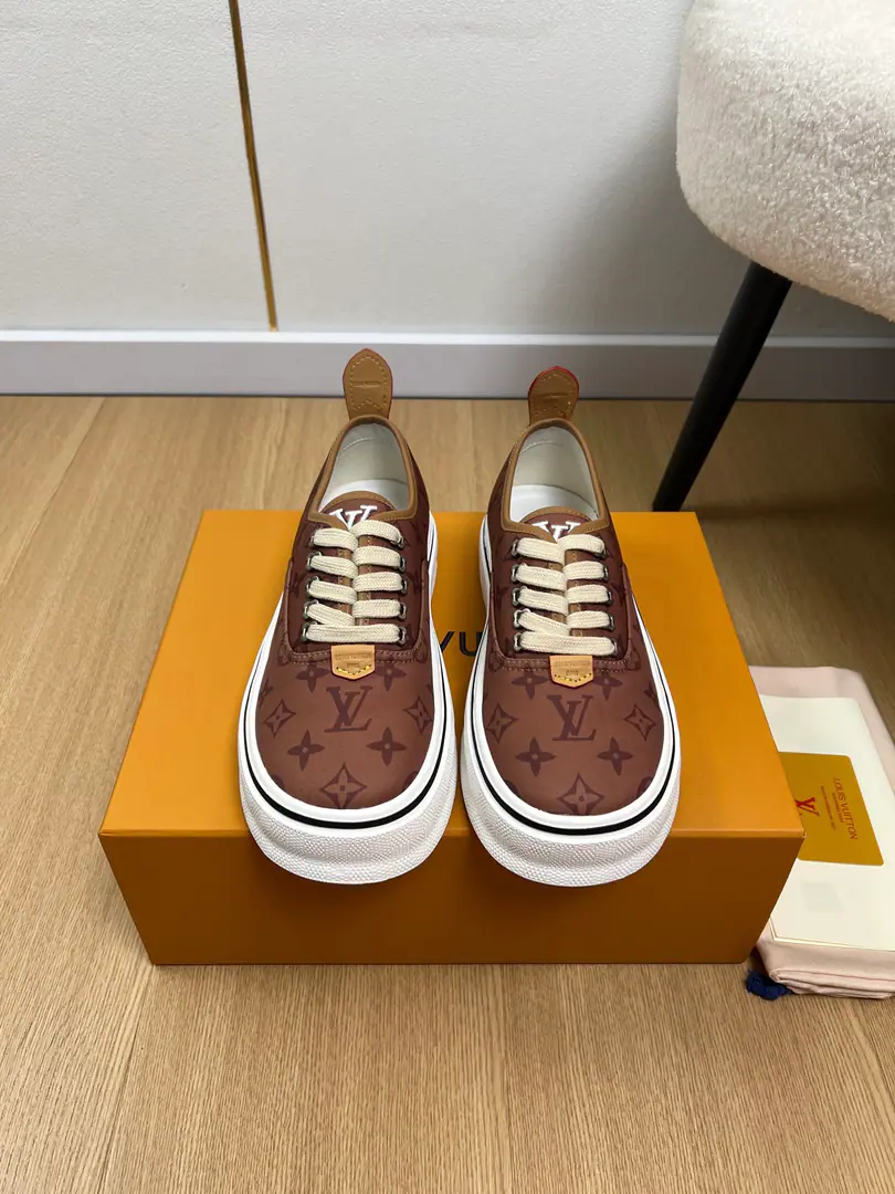 High Version🍸 Louis Vuitton Louis Vuitton. | 2026 ˢˢ LHome.2026Autumn and winter brand new. The owner of the counter is playing a newest-looking Denning cowboy. Pump flowers. Old flower. Thick Leisure sports shoes Slipboard Shoes Series〰 🔝Original purchase development for sale👍🏻Inspired by the... 2000 The ancient contours of the ages., LV Tilted It's a classic low-life man's sneakers.. It's a name that's a little slanted on the shoe tongue. LV Embroidation markings. The widebanded shoelaces are visible in proportion to the thick rubber plastics., Shoeheads. Damier Chessboard Ripples and Extradients Monogram Flower extension logo design language. This version is based on soft, fury cow leather., Leather eye blades highlight a motoon sneakers with a technologically superior processor.😍Full Details💯 ♺Shoe.: Original custom cloth stamp ♺Uchi.: Imports of sheep's skin ♺Otsumi!: Original OpenTPUSlipboard Base ♺Bottom: 3.5cm ♺Codes: 39-46（45.46Custom） ♺Packaging: Original Packaging+Aircraft box ♺Plant price