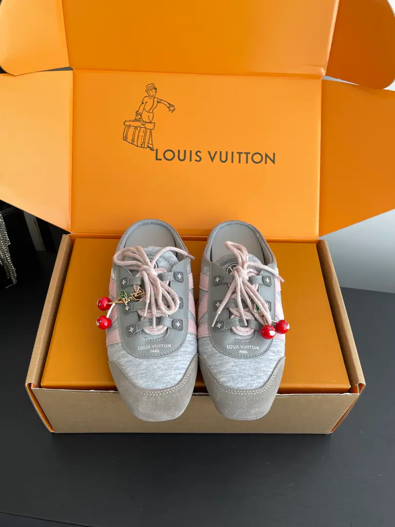 [🍒Append➕60] 🏧𝐋𝐕 SneakerinaThe ballet shoes. Flat shoes, leisure shoes. Paragraph LV Sneakerina Ballet sneakers for summer., Will Monogram Daningbu is a fine match with the same colored cow leather.. The pair of shoes with the color. Monogram Flowers hanging, It's a fun one.. Sides are accelerator. LV Letter and rubber Louis Vuitton logo, The distinctive features of the current design. Monogram Daning's fabric./Cow leather./A leather belt. Louis Vuitton ElementsSacchetto Process infusion TPU Outside Codes: 35-39（40.41Do it.）