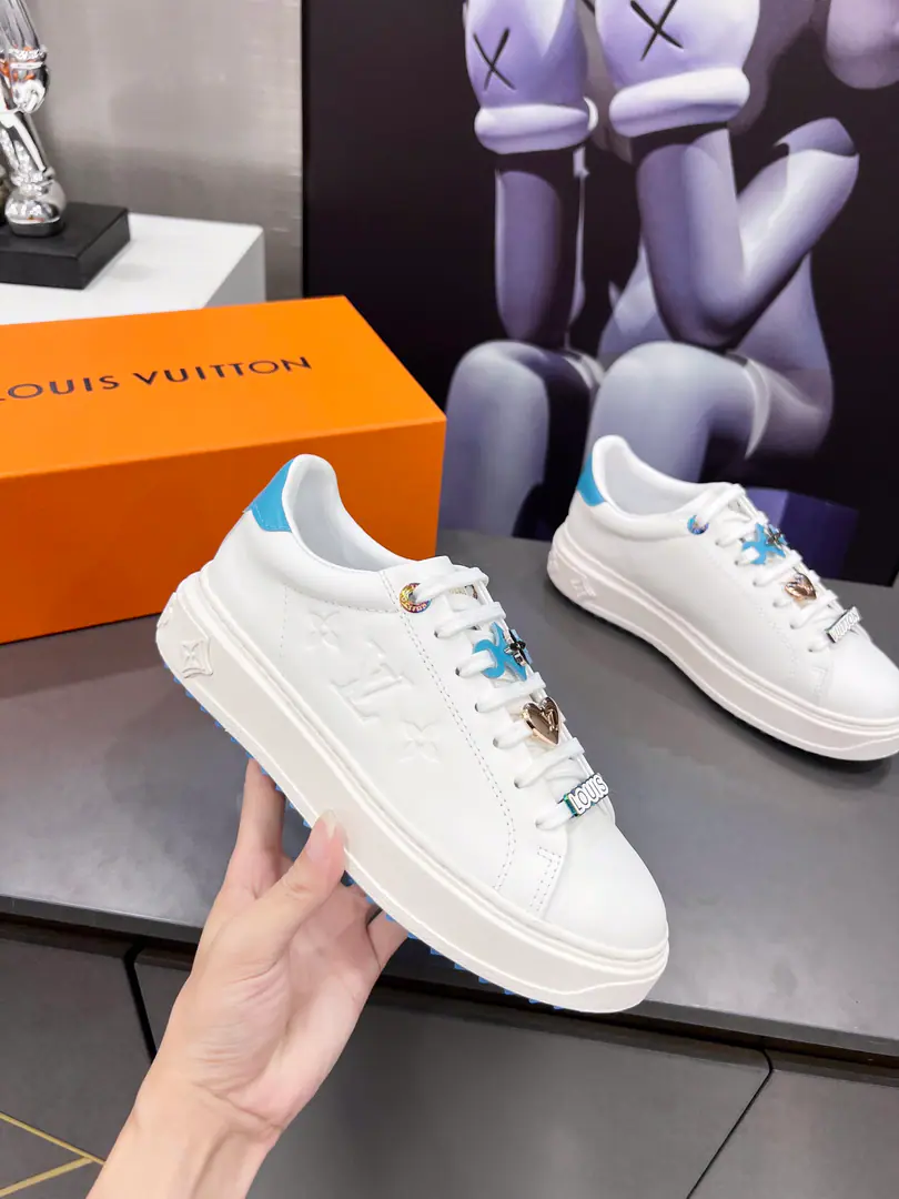 LVWhite shoes are coming in., Paragraph Time Out LV- Slippers for the sneakers., After the metal skin is stung with leather.. Monogram Flowers., LV The graft of the heart and the Louis Vuitton logo., The combination is thicker than the outside., To put fun into classic designs.. The details are cattle leather with thick rubber on the outside. Peeping eyes, the Louis Vuitton logo. Monogram Flowers and Louis Vuitton logo shoelace. The back of the fence is marked with Louis Vuitton. There's a side of it. Monogram Flowers. Two Colours Optional: Pink, Blue.35-40Code,（34and41, 42Codes can be ordered.38-45）Welcome to the top sheet.！