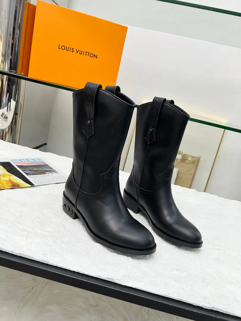 🌹🌹🌹Louis VuittonLouis Vuitton.2026Autumn and winter upgrades. High-end custom 1: 1Cycling Big stars, red-hot shows. Paragraph LV Rider Boots are smooth and leather., Tell me. Pharrell Williams At 2024 The western beauty of the autumn and winter costume show.. The new cowboy boots are a mix of fashion and comfort in wearing., Monogram Flowers on the face and heels., The nails, the Louis Vuitton.. Fahrenheit. Precipitation: Bullskins. Uchi.: Lamb skin. Curtain: Original Open Colours: Black Curry Codes35One.40（41 42Customable No re-election.）Welcome to the boss's opening.