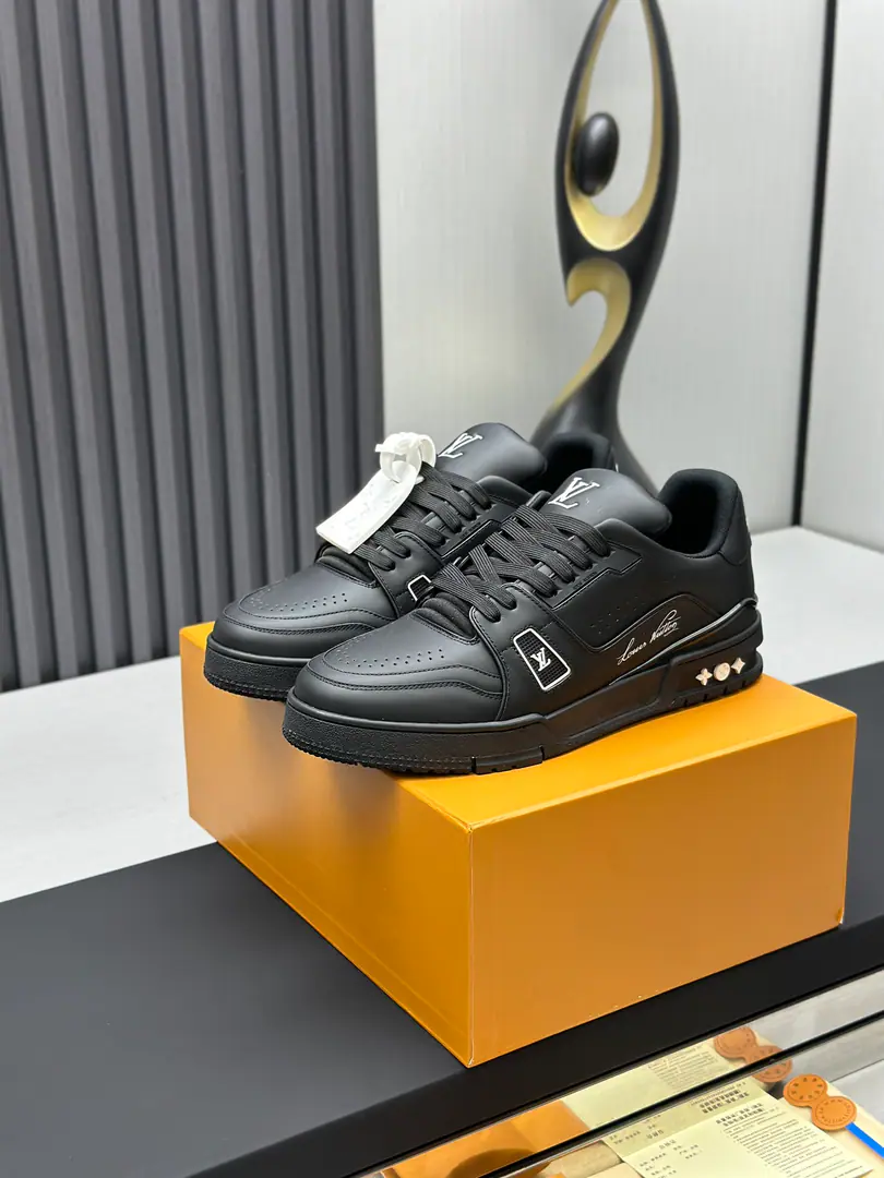 The factory is selling it. Top Version LV-Louis Vuitton.-A classic show. Empty glue process·Original1: 1Develop Rematch！！The upper foot is very comfortable. Luxury materials, - I'm doing a little work., The bottom print is European English letters. The shoe face is combed by Italian imported cow skin., The side of the side is branded.LOGOSigns and signatures, The latest emulsion pad.➕The netted inside., I'm so comfortable with my feet.. Original factory-specific double colourTPUGroup Bottom. Packet process Solid sewn by locks Fabulous.:Uniquely customised head-deck skin. Parts:A private model.Vuitton Marking Uchi.:Customize silk slides.-In the top silk cow. Otsumi!:TPUCombine heavy ground grinding and skating yellow Foot.:New emulsion pads.-The veil is sweaty. Pool process:All computer needles are wired. Shoeheads. Backset Cold thermal mode. Full pull-out. Medium down.logoStripes Box packing -Shoe belt. Certificate Card Notes Accreditation Dustproof bags The best wrapper on the net. Female35-40Men38-46（38/46Make a no-refund order.！