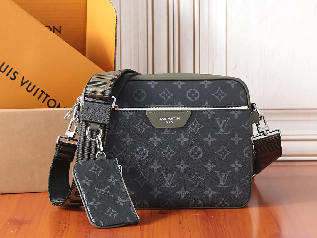 【 C01Dynamic chip】Top First List, Development of the original M28628✨‼️Paragraph Trio Mailman bag combination Monogram Eclipse The canvas and leather., Inspired by the... 2000 The Japanese street of the era. You can take out your zippers and your pocket bags., With a broad master bag and Louis Vuitton marking strap., - It's a fashionable choice for sports.. 25 x 18.5 x 7CM (Length x High x Kuan) Monogram Eclipse Tiled canvas. The leather side of the cow. Built liner Copper metal pieces The main bag is with a front-hand bag. Inline bag The shoulder belt is accompanied by a small zero wallet. Shoulder belt.: Disableable, Adjustable Half a band.: 40.0 centimetres Half a length of the belt can be moved.: 64.0 centimetres