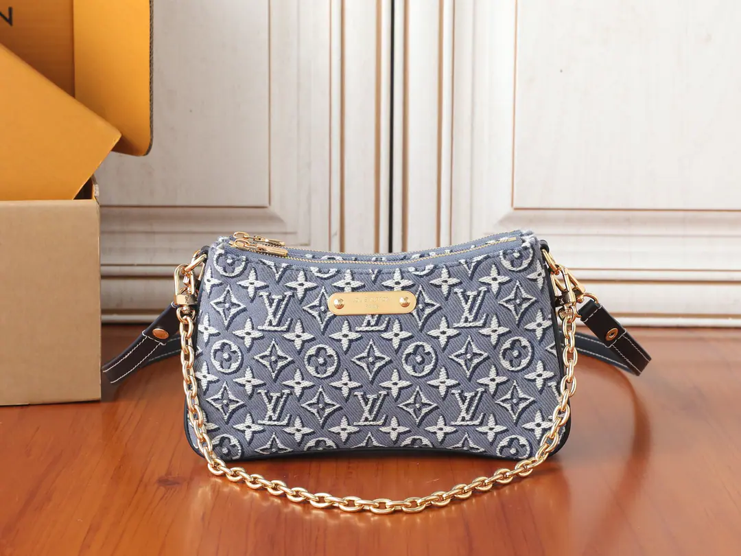 【 C01Dynamic chip】Top First List, Development of the original✨‼️ParagraphLiv PochetteHandbag., Take the material.MonogramOld man, make a canvas., Leather rolls with a luminous curve contour. Packets are designed using double-layer zipping booths, With a broken gold chain and a disassemble cattle sundry strap., A variety of back-ups can be achieved, A little baggy and a morden.！！Model:M29895. Dimensions:24.5x13.5x6.5CM