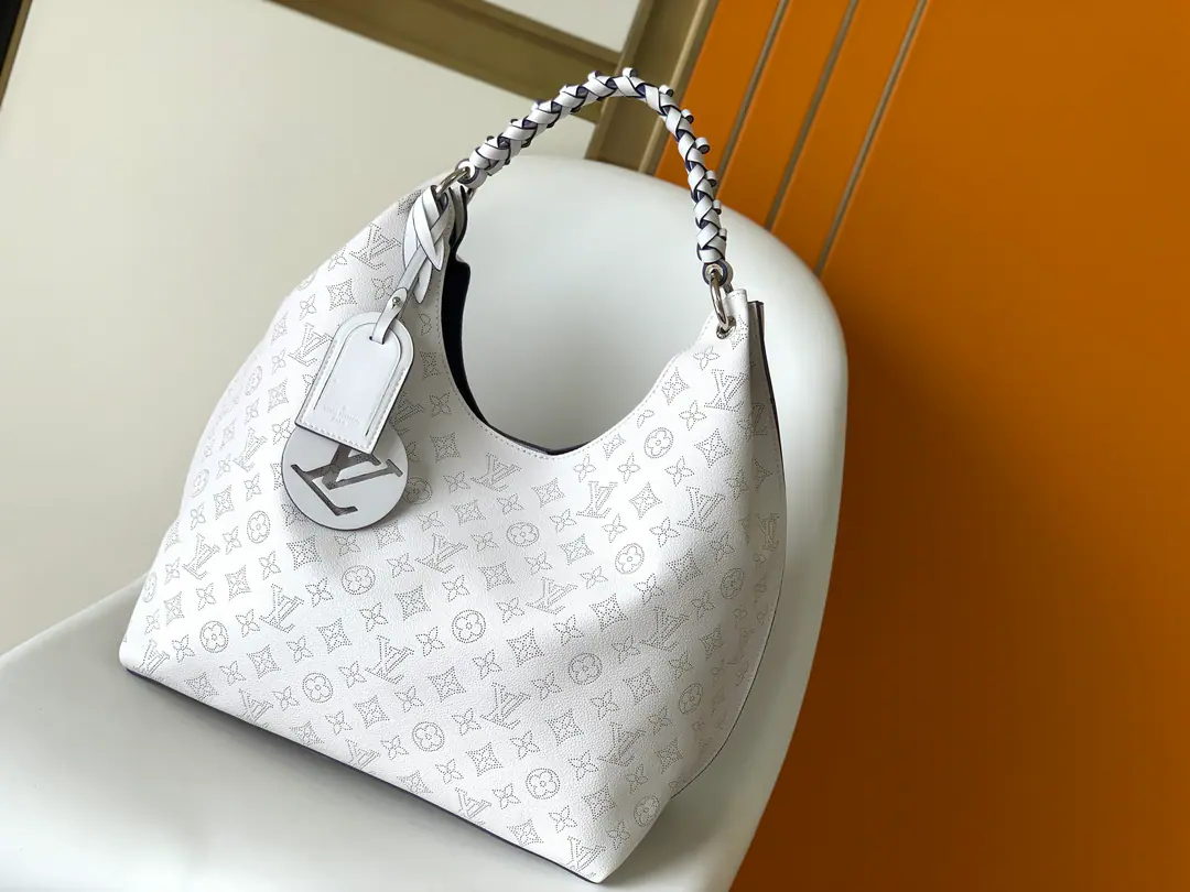 💕Top First ListM53188Four-colour spot., This package is for imported particles.TaurillonIt's made of cow skin., The contours of its fashion are so young., Full skin shawl, wrists and a lady with a double card. It's a nice slant on your shoulder., Super-size shiny, copper-locked seal., Add a forward breath.. Dimensions: 35.0 x 40.0 x 17.0 cm, 202075