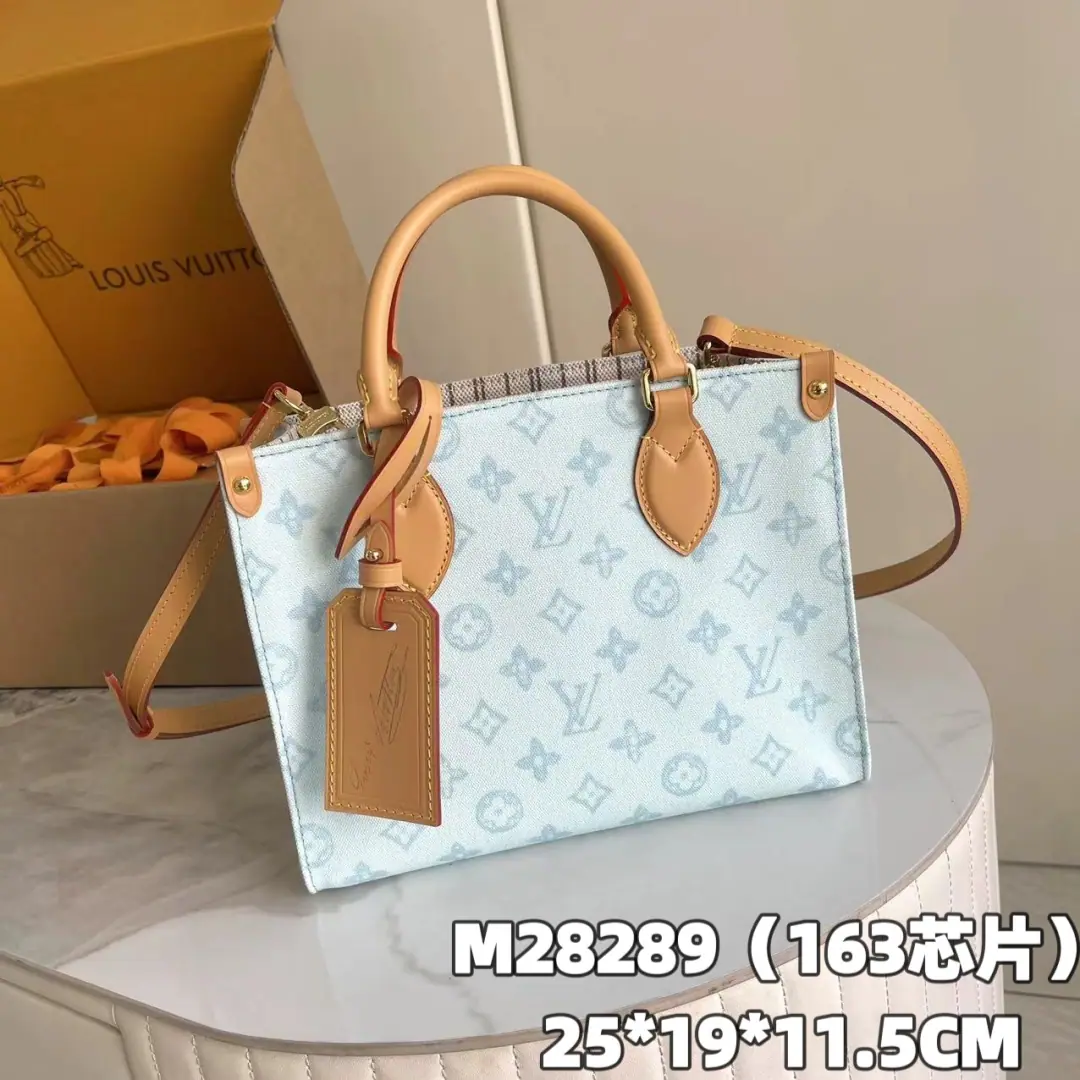 【 C01 Chip version】 Internal pricesP Paragraph: M28289, Original List Enhancement💪【I'm taking a background picture.】【OnTheGoSmall pocket.】M28289 Light blue(Colour PVC )To celebrate Louis Vuitton.MonogramI'm gonna show you the pattern. Anniversary, This sectionOnTheGoSmall pocket selection Monogram Origine Bleu CourierThe canvas., Rewrite classic elements from a retrospective perspective. The leather is cutting out the shoulder belt., Hand handle and address plate, Open visible stripe line and pocket. The zipper bag is a safe collection of precious little things.. Dimensions: 25x 19x 11.5centimetres