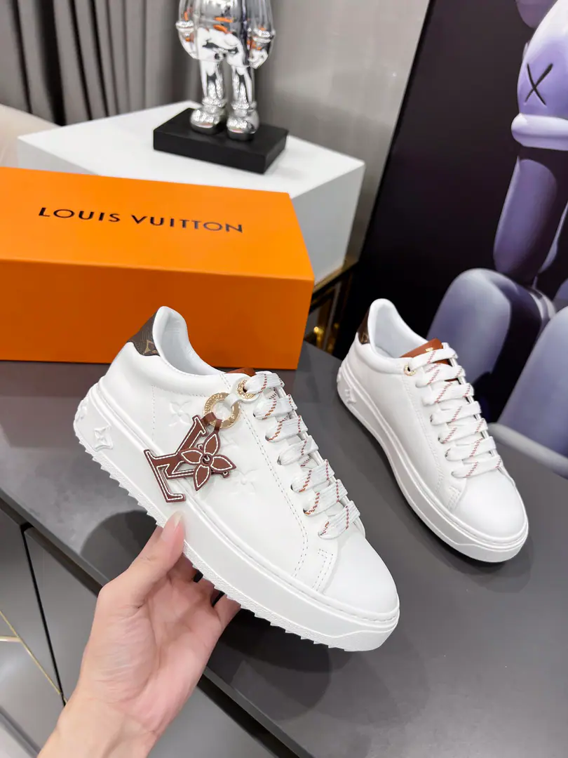 LV Sports shoesTime Out I want to blend cattle leather with Daningbu., Rejure the classics again.. Sideprint LV Little white shoe letters and... Monogram Flowers., The fury of the cow has a taste of the turquoise., ♪ Deepening the outside ♪ 3D Monogram Flowers.. Codes: 35-42Code,（34and42Codes can be ordered.38-45）Welcome to the top sheet.！
