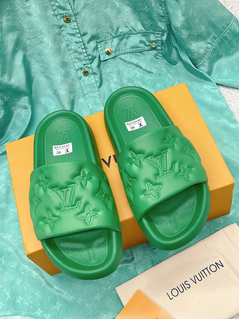 Out Couple money. LV 2023Summer New Money MonogramFrozen slippers Original TemplateI Materials Soft and moderate., Like coconuts. The bottom of the shoe is not easy to slip.. Total waterproof rubber I Body, The position of the soles is designed to be wide., It's not stuck in the back. It's a drag. Codes35-45