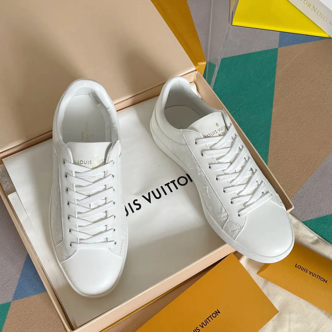 Top Version LVLouis Vuitton.LUXEMBOURGSeries White shoes. Donkey.LHome is a classic. Luxembourg The sport and leisure shoes are made of soft, black-fielded cow hides., It's a Louis Vuitton. Monogram Bars. The lines are simple and clean., Details are fine., Like the gold-coloured Louis Vuitton logo on the shoe tongue and the rubber-side. Monogram Flower pattern. The fittings are for fine packaging.🛍📦 ▪️Fabulous.: Original import of head-level cattle skin ▪️Uchi.: Importing cow skin+In the air network. ▪️Shoes under the sole.: Original OpenTPUSlipboard Base ▪️Bottom: 2.5CM ▪️Size: Men38-45