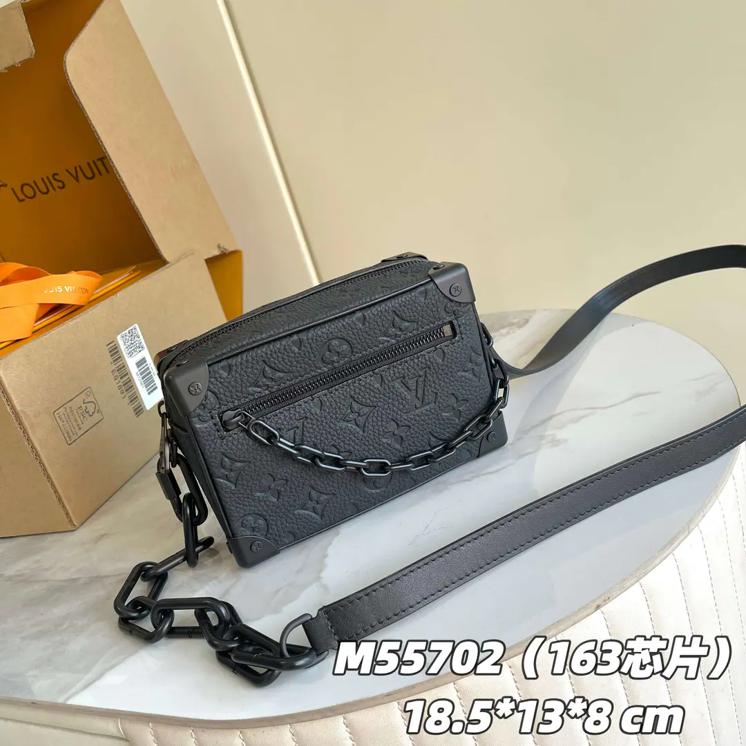 【 C01 Chip version】 Internal pricesP Paragraph: M55702 Original List Enhancement💪【I'm taking a background picture.】👏 Soft Trunk Mini-bags for the press. Monogram Pattern Taurillon Leather., We'll match the edges of the nails and the quadrants., The rhythm of Louis Vuitton's traditional hardbox designs.. A dumb chain of light is connected to zipper., Another one is a smart fit in the shoulder belt., Infusing Morden's charm for a fine design.. Taurillon The fabric of the cow leather is lined with a white metal piece and a zipper bag and a shoulder belt., Adjustable！！. Dimensions:18.5x13x8CM