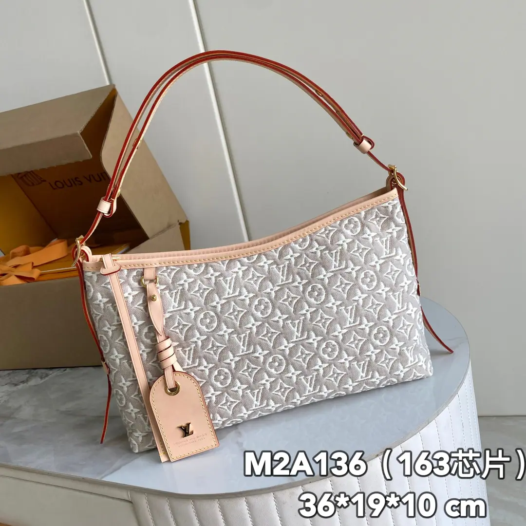 【 C01 Chip version】 Internal pricesP Paragraph: M2A, Original List Enhancement💪【I'm taking a background picture.】White flowers. Cowboy's armpit is a single shoulder bag. CARRYALL EAST WEST Handbag. 2026 The Morning and Autumn series. Carryall East-West The bag. Monogram Emblème LtVersion, The heart of the man is made clear by the embroidery pen.. The colored paints are inspired by the old Louis Vuitton hardbox wood., The leather is a matter of taste., The cotton liner is exclusive. LV Label, Marked address cards can be removed at will. Dimensions: 36 x 19 x 10 centimetres. (Length x High x Kuan)