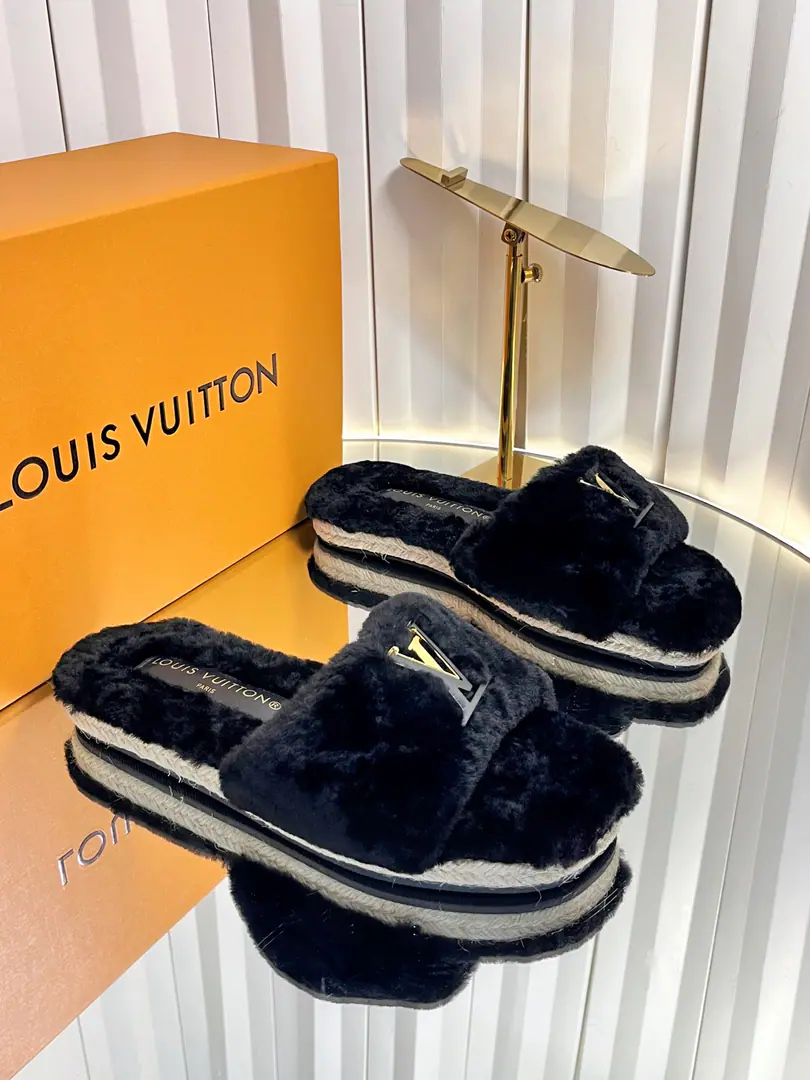 LV | Louis Vuitton. 26𝐬𝐬 2026The new one in the morning and autumn. Top Version‼️Original unamended The owner of the counter is making a new payment. LV Flank slippers at the bottom of the line. New hardware.🆕 ❥BSRequisition level！It's a great sense of excellence.！A huge amount of money from domestic and international bloggers., Old and fashionable. The upper toe blew up.！The boss's push.★ Shoe.: The original is custom-made wool. Uchi.: Import the wool. Otsumi!: Original customised slide-proof base Shoes.: 35-39（40.41Custom without re-offer）