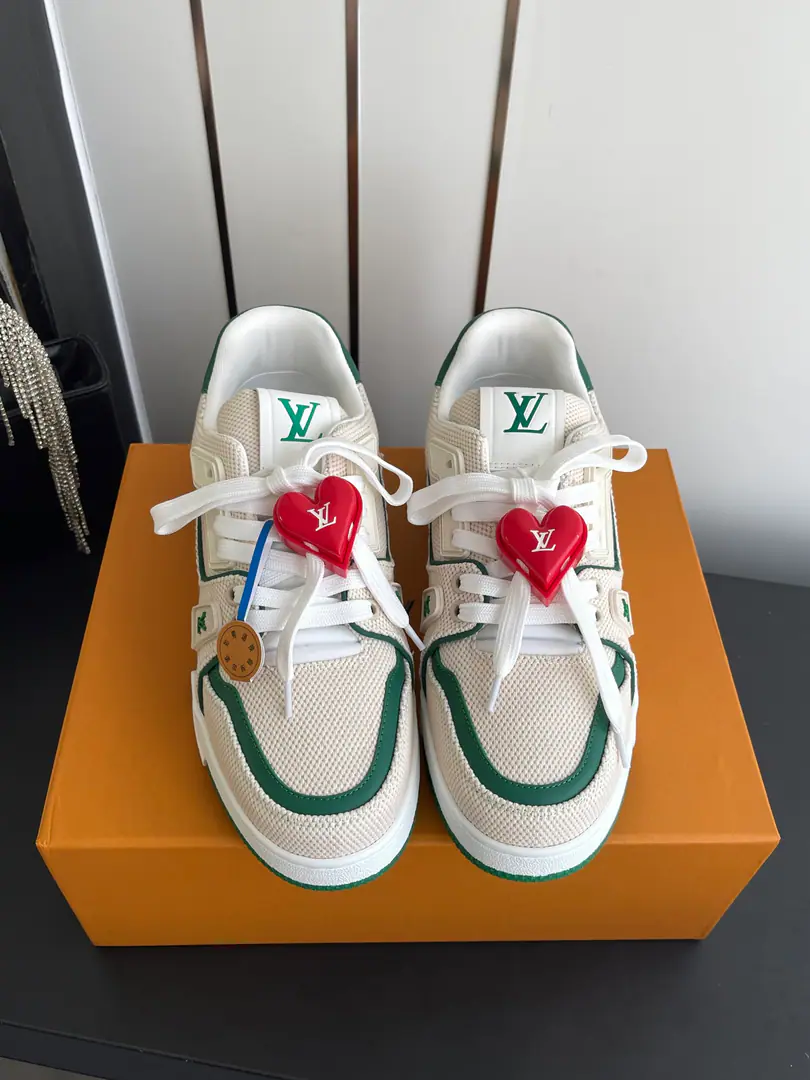 🏧[Append➕60] 𝐋𝐕 𝐓𝐫𝐚𝐢𝐧𝐞𝐫Louis Vuitton. Sports shoes Skis. Couple money. Original procurement development Make the goods. ParagraphLV Trainer The sneakers are chosen to use cattle leather to shape the face of the shoes., It takes hours of heart sewn to complete.. Classic from Virgil Abloh The hand., Showing inspiration from the ancient basketball shoes.. Fabulous.: Original customized head-level cattle skin Uchi.: The original custom-made air network. Otsumi!: Original Open-Screen Double ColourTPUGroup Bottom Codes: 35-44