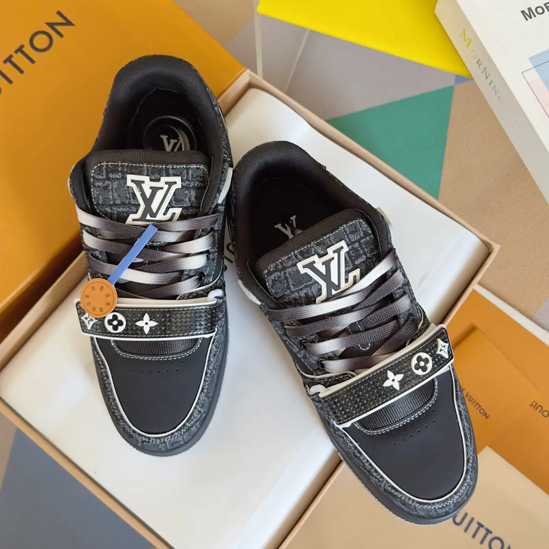 Top Version: Men LV TARINELouis Vuitton. Donkey. LHome. Couple money. Leisure Sports shoes Skis. Original procurement development Make the goods. Paragraph LV Trainer The sports shoes are inspired by the leather of a peared cow to recreate the ancient basketball shoes., And then we'll make it out in bright colors. LV Colormania Series Identity. Shoe. LV Alphabet and external Monogram The rubber labels, flowers and so on, perfected the whole thing. Send a cabinet for fine packaging🛍📦 ▪️Fabulous.: Original customized import of head-level cattle skin ▪️Uchi.: The original custom-made air network. ▪️Otsumi!: Original Open Model Slide-InTPUGroup Bottom ▪️Bottom: 3CM ▪️Size: Men38-46