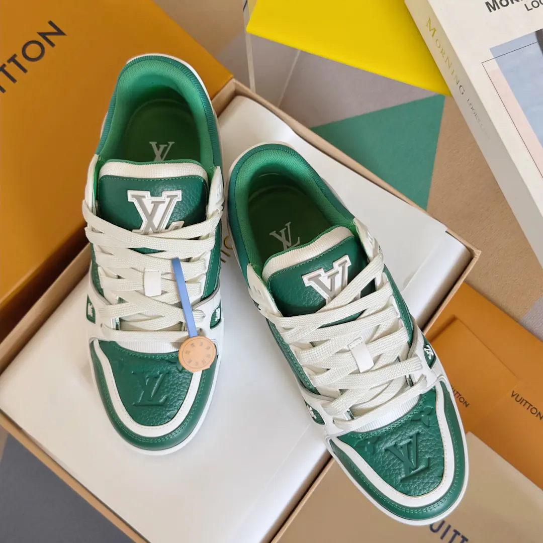 Top Version: Couple money. LV TARINELouis Vuitton. Donkey. LHome. Couple money. Leisure Sports shoes Skis. Original procurement development Make the goods. Paragraph LV Trainer The sports shoes are inspired by the leather of a peared cow to recreate the ancient basketball shoes., And then we'll make it out in bright colors. LV Colormania Series Identity. Shoe. LV Alphabet and external Monogram The rubber labels, flowers and so on, perfected the whole thing. Send a cabinet for fine packaging🛍📦 ▪️Fabulous.: Original customized import of head-level cattle skin ▪️Uchi.: The original custom-made air network. ▪️Otsumi!: Original Open Model Slide-InTPUGroup Bottom ▪️Bottom: 3CM ▪️Size: Female35-41 / Men38-46