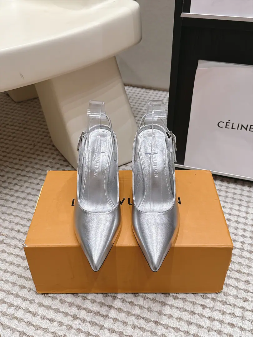 Top Quality Louis Vuitton 𝟐𝟎𝟐𝟔The sandals are empty behind the new heel. Picking cattle skins/Special bright spot.+Rear-and-regulating buttons design！Precision.LVMetal cutts+Pointy alien roast paints fine and tall.+Brand brand markings on heels., A long, sharp, stunned, leg-twig line.～Siu Gao and Elya are welded to their feet.～Xiang Fung～ Daily commute Dinner. I'm not dating anyone.～The atmosphere is steady and steady. - The upper foot is a good one.～Very advanced.～It's easy in every setting.hold- Yeah, I'm fine. Shoe.: Importing cow skin+- The drill. Littre: In the sheep's skin./Foot. Shoes under the sole.: That's a big one. He's tall.: 9cm Size: 35-41（40 41Make a no-refund order.）