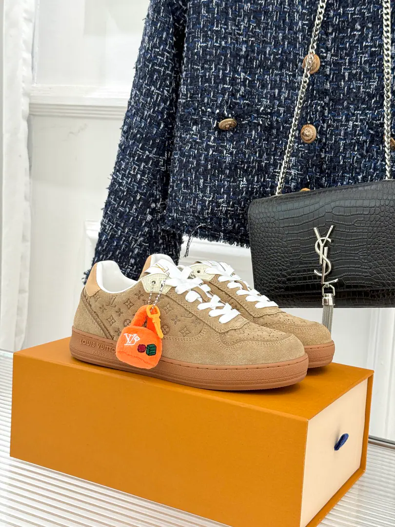 🏧𝐋𝐕Top quality of a donkey house. The new one is a couple.👫Leisure sports shoes The fabric is custom-made for cattle skin. The inside feet are all sheep's skin./wool. Original Opener CustomTPUOtsumi! size: 35-44 [Women40.41Custom]