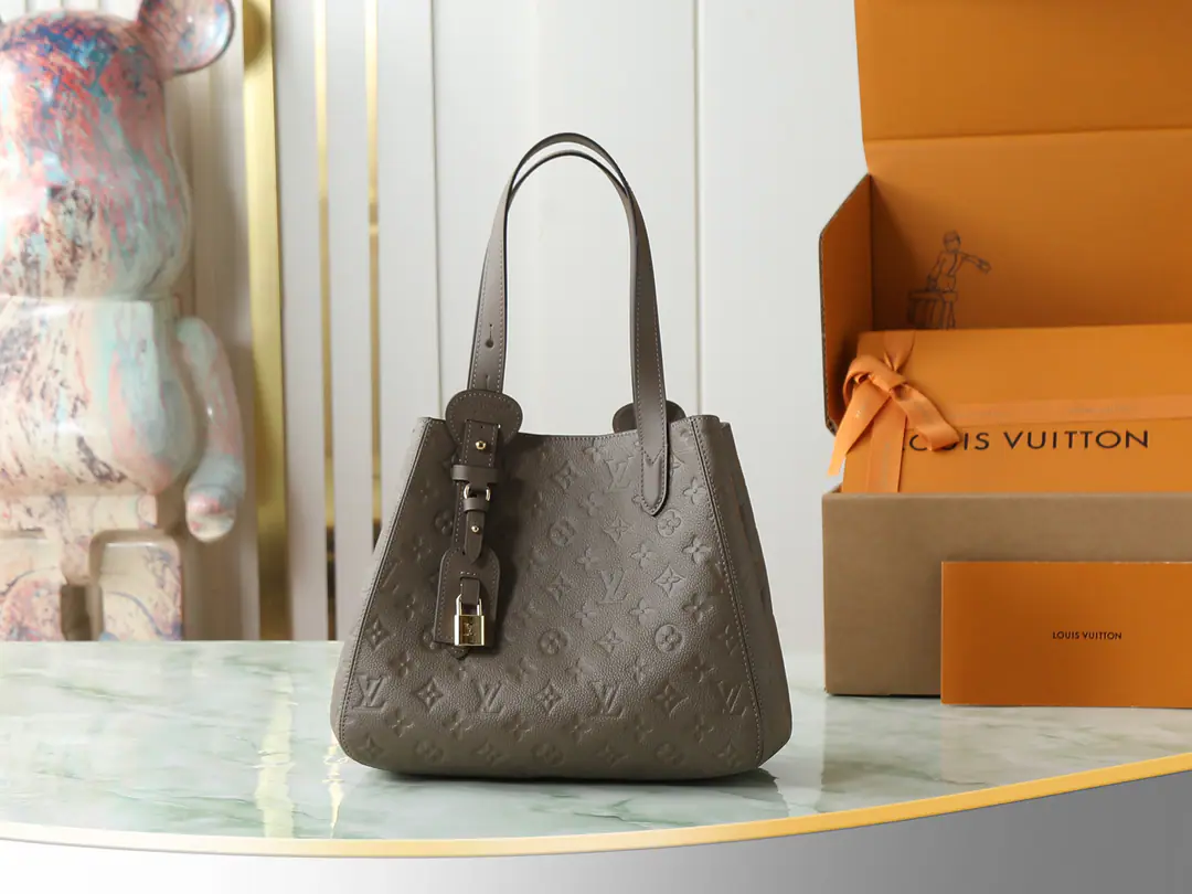 【Top First List It's so exclusive.】M25890Olive green. Paragraph All In One The small handbag is expanding. All-In Volume definition for series, ♪ To be a little ♪ Hobo Handbag or open tot bag, To make things easy for you.. Monogram Empreinte Leather with a bright metal., LV Lock and nameplate show details.. 22 x 15 x 40 centimetres (High x Kuan x Length)