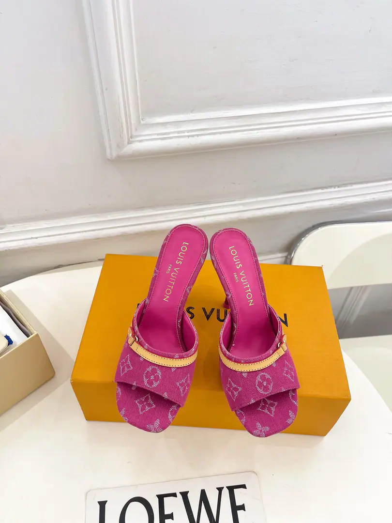 LV | Louis Vuitton. 26𝐬𝐬 🧡💚2026Spring and summer. Top Version‼️Original unamended The owner of the counter is making a new payment. LV 6AM Cats and Daningbu slippers. New hardware.🆕 ❥BSRequisition level！It's a great sense of excellence.！A huge amount of money from domestic and international bloggers., Old and fashionable. The upper toe blew up.！The boss's push.★ ━━━━━ ЅᏇєєt ━━━━━ ▪️Shoe.: Customize Denningbu ▪️Uchi.: Imports of sheep's skin ▪️Otsumi!: The original Italian is a big one. ▪️He's tall.: 5cm / 10cm ▪️Shoes.: 35-39（34, 40, 41, 42Custom） ▪️Plant price ▪️Numbering: 2605007