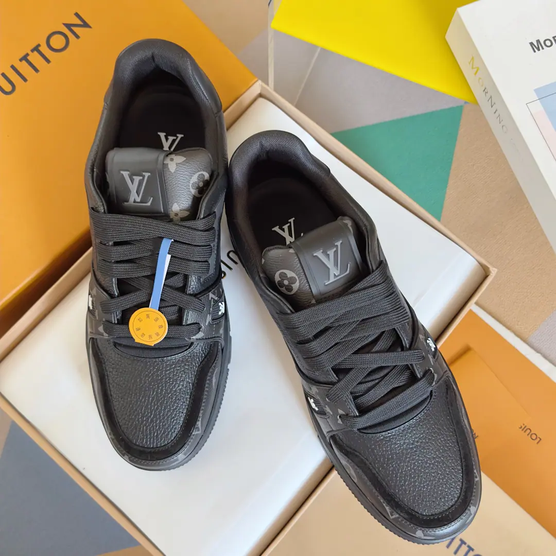 Top Version: Men LV TARINELouis Vuitton. Donkey. LHome. Couple money. Leisure Sports shoes Skis. Original procurement development Make the goods. Paragraph LV Trainer The sports shoes are inspired by the leather of a peared cow to recreate the ancient basketball shoes., And then we'll make it out in bright colors. LV Colormania Series Identity. Shoe. LV Alphabet and external Monogram The rubber labels, flowers and so on, perfected the whole thing. Send a cabinet for fine packaging🛍📦 ▪️Fabulous.: Original customized import of head-level cattle skin ▪️Uchi.: The original custom-made air network. ▪️Otsumi!: Original Open Model Slide-InTPUGroup Bottom ▪️Bottom: 3CM ▪️Size: Men38-46